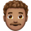 Mann: mittlere Hautfarbe, lockiges Haar-Emoji auf Apple