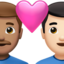 Emoji Coppia con cuore: uomo, uomo, carnagione olivastra e carnagione chiara su Apple