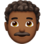 Mann: mitteldunkle Hautfarbe, lockiges Haar-Emoji auf Apple