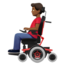 Apple üzerinde Elektrikli tekerlekli sandalyede erkek: orta koyu cilt tonu emojisi