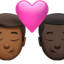อีโมจิ จูบ: ผู้ชาย ผู้ชาย โทนผิวสีแทน และ โทนผิวสีเข้ม บน Apple