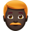 Mann: dunkle Hautfarbe, rotes Haar-Emoji auf Apple
