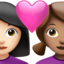 อีโมจิ คู่รัก: ผู้หญิง ผู้หญิง โทนผิวสีขาว และ โทนผิวสีเหลือง บน Apple