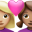Apple üzerinde Kalpli çift: kadın kadın orta açık cilt tonu orta cilt tonu emojisi