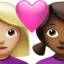 Apple üzerinde Kalpli çift: kadın kadın orta açık cilt tonu orta koyu cilt tonu emojisi