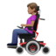 Emoji Donna su sedia a rotelle motorizzata: carnagione olivastra su Apple