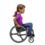 Emoji Femme en fauteuil roulant manuel : peau légèrement mate et vers la droite sur Apple