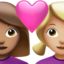 Apple üzerinde Kalpli çift: kadın kadın orta cilt tonu orta açık cilt tonu emojisi