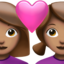 Emoji Cặp đôi với trái tim: phụ nữ, phụ nữ, màu da trung bình trên Apple