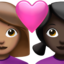 Эмодзи Влюбленная пара: женщина женщина средний тон кожи очень темный тон кожи на Apple
