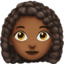 Emoji Phụ nữ: màu da tối trung bình, tóc xoăn trên Apple