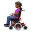 Emoji na Babae sa de-kuryenteng wheelchair: katamtamang dark na kulay ng balat sa Apple