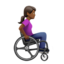 Emoji na Babae sa manu-manong wheelchair: katamtamang dark na kulay ng balat, nakaharap sa kanan sa Apple