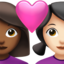 Emoji Coppia con cuore: donna, donna, carnagione abbastanza scura e carnagione chiara su Apple