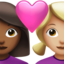 Apple üzerinde Kalpli çift: kadın kadın orta koyu cilt tonu orta açık cilt tonu emojisi