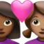 Emoji Pasangan dengan hati: wanita, wanita, warna kulit gelap-sedang, warna kulit sedang di Apple
