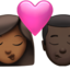 Emoji Berciuman: wanita, pria, warna kulit gelap-sedang, warna kulit gelap di Apple