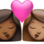 Emoji na Maghahalikan: babae, babae, katamtamang dark na kulay ng balat, katamtamang kulay ng balat sa Apple