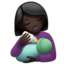 Frau, die Baby die Flasche gibt: dunkle Hautfarbe-Emoji auf Apple