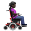 Emoji na Babae sa de-kuryenteng wheelchair: dark na kulay ng balat, nakaharap sa kanan sa Apple
