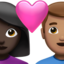 Emoji Couple avec cœur : femme, homme, peau foncée et peau légèrement mate sur Apple