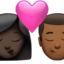 Emoji Berciuman: wanita, pria, warna kulit gelap, warna kulit gelap-sedang di Apple