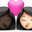 Sich küssendes Paar: Frau, Frau, dunkle Hautfarbe und helle Hautfarbe-Emoji auf Apple