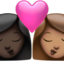 Emoji Berciuman: wanita, wanita, warna kulit gelap, warna kulit sedang di Apple