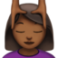 Emoji Perempuan diurut muka: ton kulit sederhana gelap pada Apple