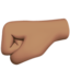 Emoji Pugno a sinistra: carnagione olivastra su Apple