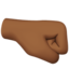 Emoji Puño hacia la derecha: tono de piel oscuro medio en Apple