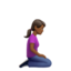 Emoji Perempuan bersimpuh: ton kulit sederhana gelap dan menghadap kanan pada Apple
