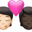 Emoji Nụ hôn: người, người, màu da sáng, màu da tối trên Apple