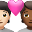 Emoji Casal apaixonado: pessoa, pessoa, pele clara e pele morena escura no Apple