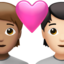 Emoji Cặp đôi với trái tim: người, người, màu da trung bình, màu da sáng trên Apple