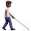 Emoji Persona con bastone di orientamento: carnagione abbastanza scura e a destra su Apple