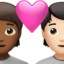 Emoji Casal apaixonado: pessoa, pessoa, pele morena escura e pele clara no Apple