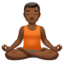 Emoji Homem na posição de lótus: pele morena escura no Apple