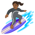 Emoji Mujer haciendo surf: tono de piel oscuro medio en Google
