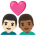Emoji Pasangan dengan simbol hati: lelaki, lelaki, ton kulit cerah dan ton kulit sederhana gelap pada Google