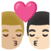 Sich küssendes Paar: Mann, Mann, mittelhelle Hautfarbe und helle Hautfarbe-Emoji auf Google