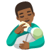Mann, der Baby die Flasche gibt: mitteldunkle Hautfarbe-Emoji auf Google