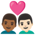 Emoji Pasangan dengan simbol hati: lelaki, lelaki, ton kulit sederhana gelap dan ton kulit cerah pada Google
