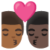 อีโมจิ จูบ: ผู้ชาย ผู้ชาย โทนผิวสีแทน และ โทนผิวสีเข้ม บน Google