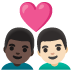 Emoji Couple avec cœur : homme, homme, peau foncée et peau claire sur Google
