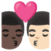 Emoji Beso: hombre, hombre, tono de piel oscuro, tono de piel claro en Google
