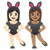 Frauen mit Hasenohren: helle Hautfarbe, mittlere Hautfarbe-Emoji auf Google