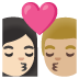 Emoji Cium: perempuan, lelaki, ton kulit cerah dan ton kulit sederhana cerah pada Google