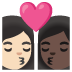 Sich küssendes Paar: Frau, Frau, helle Hautfarbe und dunkle Hautfarbe-Emoji auf Google