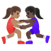 Ringende Frauen: mittlere Hautfarbe, dunkle Hautfarbe-Emoji auf Google